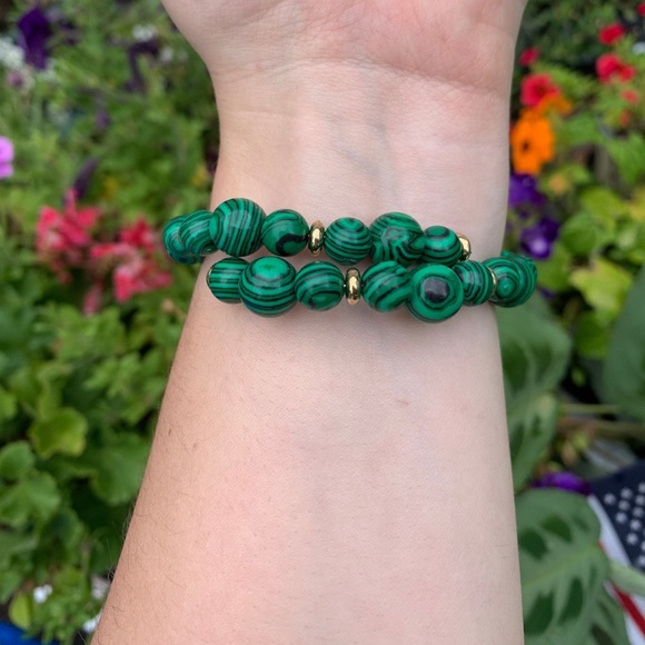 NWOT green and black beaded memory wire bracelet. - Picture 3 of 4